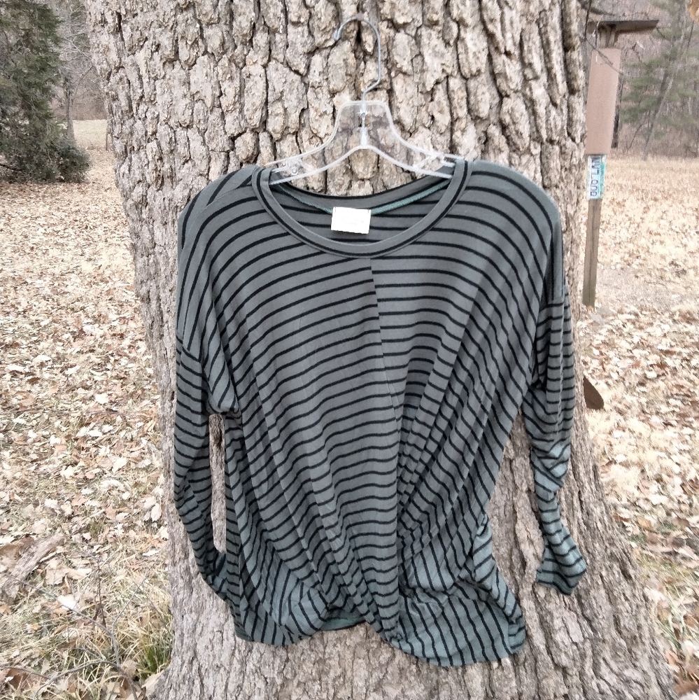 ⬇️ Price Drop!⬇️143 Story by Line Up Pullover in size S